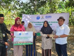 BAZNAS Jabar Salurkan Amanah Zakat Pengguna BRImo, Hadirkan Kebahagiaan bagi 80 Mustahik melalui Program Berbagi Daging Hingga Pelosok di Karawang