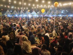 Ribuan Masyarakat Tumpah Ruah Padati Alun-Alun Kabupaten Subang, Saksikan Helaran SubangFest Vol 13 