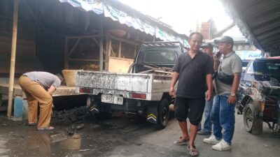 Sinergi UPTD Pasar Cikurubuk dan CV Nina Mandiri Adakan Aksi Bersih – bersih Drainase