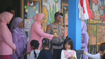 Kapolres dan Ketua Bhayangkari Purwakarta Kunjungi TK Kemala Bhayangkari, Wujudkan Kepedulian Pendidikan Anak Usia Dini
