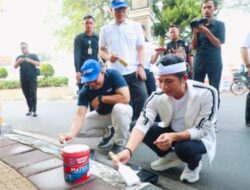 Turun ke Jalan, Om Zein Pimpin Ngosrek dan Pengecatan Trotoar Bersama OPD