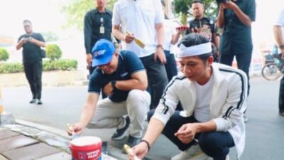 Turun ke Jalan, Om Zein Pimpin Ngosrek dan Pengecatan Trotoar Bersama OPD