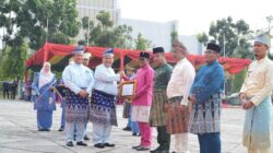 Hari Jadi Ke-69 Provinsi Riau, Bupati Pelalawan H. Zukri Terima Penghargaan Pembangunan Daerah Terbaik I
