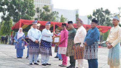 Hari Jadi Ke-69 Provinsi Riau, Bupati Pelalawan H. Zukri Terima Penghargaan Pembangunan Daerah Terbaik I