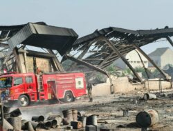 Api Berhasil Dipadamkan, Petugas Lanjutkan Pendinginan di PT Iluva Gravure Industry