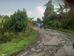 Warga Desa Bantar Karet Kecamatan Nanggung Kabupaten Bogor, Keluhkan Infrastruktur Jalan