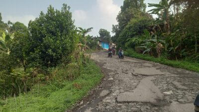 Warga Desa Bantar Karet Kecamatan Nanggung Kabupaten Bogor, Keluhkan Infrastruktur Jalan