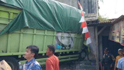 Truk Tabrak Rumah Warga di Cilalawi, Polisi Bergerak Cepat Amankan TKP dan Evakuasi Kendaraan