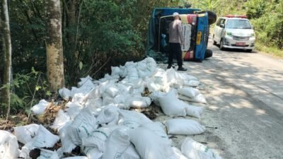 Mobil Pengangkut Bantuan Pangan Alami Laka Tunggal di Tanjakan Kampung Pagadungan, Polri Hadir Tangani Situasi
