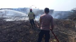 Gerak Cepat Polsek Kiarapedes Bantu Padamkan Kebakaran Lahan, Warga Diimbau Waspada