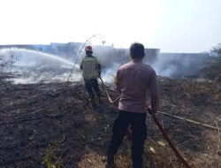 Gerak Cepat Polsek Kiarapedes Bantu Padamkan Kebakaran Lahan, Warga Diimbau Waspada