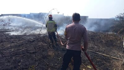 Gerak Cepat Polsek Kiarapedes Bantu Padamkan Kebakaran Lahan, Warga Diimbau Waspada