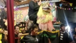 Diky Chandra Naik Sisingaan Saat Hadir Kegiatan Seni Budaya Tradisional Di Cikalanggirang Tawang