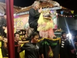 Diky Chandra Naik Sisingaan Saat Hadir Kegiatan Seni Budaya Tradisional Di Cikalanggirang Tawang