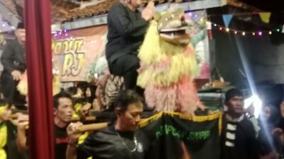 Diky Chandra Naik Sisingaan Saat Hadir Kegiatan Seni Budaya Tradisional Di Cikalanggirang Tawang
