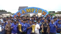 Sekda Subang Didampingi Kadisparpora Serahkan Medali dan Piala Runner-Up Piala Soeratin U-13