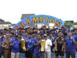 Sekda Subang Didampingi Kadisparpora Serahkan Medali dan Piala Runner-Up Piala Soeratin U-13