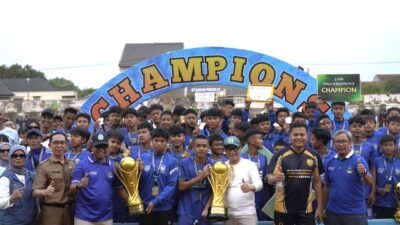 Sekda Subang Didampingi Kadisparpora Serahkan Medali dan Piala Runner-Up Piala Soeratin U-13