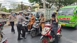 Antisipasi Hujan Abu Vulkanik Gunung Anak Krakatau, Satlantas Polres Tasik Kota Bagikan Masker Kepada Pengendara