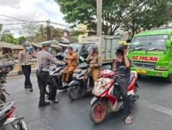 Antisipasi Hujan Abu Vulkanik Gunung Anak Krakatau, Satlantas Polres Tasik Kota Bagikan Masker Kepada Pengendara