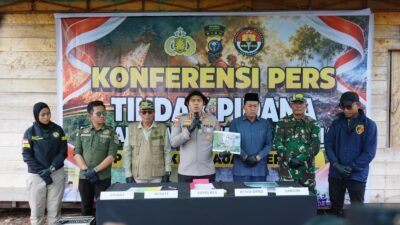 Kapolres Kepulauan Meranti Pimpin Konferensi Pers Penetapan Tersangka Karhutla di Desa Gemala Sari