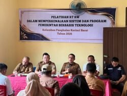 Kenalkan Program Pemerintah Berbasis Teknologi, Kadis Diskominfo Pelalawan Jadi Narasumber Pelatihan Ketua RT dan RW di Kantor Lurah Pangkalan
