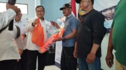 Kampanye Keselamatan Pelayaran di Cikidang, 160 Nelayan Terima Bantuan Jaket Pelampung