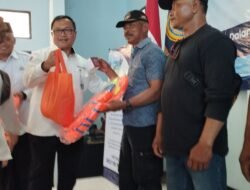 Kampanye Keselamatan Pelayaran di Cikidang, 160 Nelayan Terima Bantuan Jaket Pelampung