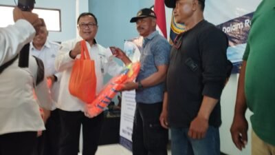 Kampanye Keselamatan Pelayaran di Cikidang, 160 Nelayan Terima Bantuan Jaket Pelampung