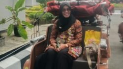 Pemandangan Tidak Biasa, Sekretaris Komisi IV DPRD Kota Tasik Hj. Evi Silviani Berangkat ke Kantor Naik Becak Listrik