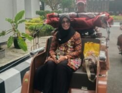 Pemandangan Tidak Biasa, Sekretaris Komisi IV DPRD Kota Tasik Hj. Evi Silviani Berangkat ke Kantor Naik Becak Listrik