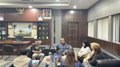 Wawalkota Tasik Apresiasi dan Berikan Cinderamata ke Ibu Sinta, Siap Jadi Ibu Angkat Atlet Voli Kota Tasik Ikuti Porprov