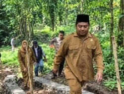 Pastikan Berjalan Baik dan Lancar, Pemdes Calingcing Monitoring Pembangunan JUT di Kampung Sukarasa