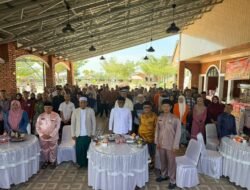 Bupati H. Zukri Serahkan Bantuan Pendidikan Program Generasi Zakat Baznas Kabupaten Pelalawan Kepada 31 Mahasiswa