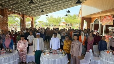 Bupati H. Zukri Serahkan Bantuan Pendidikan Program Generasi Zakat Baznas Kabupaten Pelalawan Kepada 31 Mahasiswa