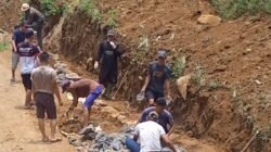 H.Fadil Tokoh Desa Malasari Kecamatan Nanggung Kabupaten Bogor, Lebarkan Jalan Secara Swadaya Sepanjang 3 KM