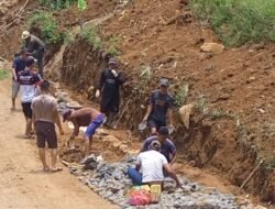 H.Fadil Tokoh Desa Malasari Kecamatan Nanggung Kabupaten Bogor, Lebarkan Jalan Secara Swadaya Sepanjang 3 KM