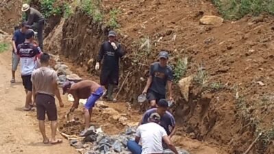 H.Fadil Tokoh Desa Malasari Kecamatan Nanggung Kabupaten Bogor, Lebarkan Jalan Secara Swadaya Sepanjang 3 KM