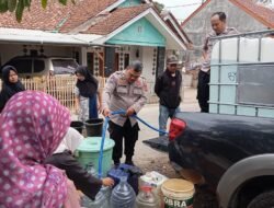 Polsek Tamansari Bersama PDAM Kota Tasikmalaya Salurkan Air Bersih untuk Warga Setiawargi