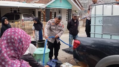 Polsek Tamansari Bersama PDAM Kota Tasikmalaya Salurkan Air Bersih untuk Warga Setiawargi