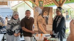 Wawalkota Tasik Diky Chandra Bersama Istri Rani Permayani Berikan Sebuah Lukisan Kepada Mael Lee