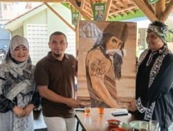 Wawalkota Tasik Diky Chandra Bersama Istri Rani Permayani Berikan Sebuah Lukisan Kepada Mael Lee