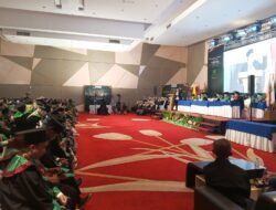 Ratusan Mahasiswa UNITAS di Wisuda, Rektor Dr. Ade Zaenul Berharap Seluruh Lulusan Dapat Berkiprah Sesuai Bidang Keahlian