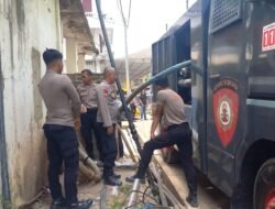 Water Cannon Polres Tasikmalaya Kota Salurkan 6.000 Liter Air Bersih ke Pesantren Miftahul Huda