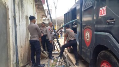 Water Cannon Polres Tasikmalaya Kota Salurkan 6.000 Liter Air Bersih ke Pesantren Miftahul Huda