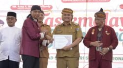 Hadiri Haul Sukapura, Diky Chandra Raih Piagam Penghargaan Soekapoera Ngadaun Ngora Award Sebagai Tokoh Sukapura