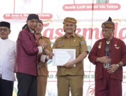 Hadiri Haul Sukapura, Diky Chandra Raih Piagam Penghargaan Soekapoera Ngadaun Ngora Award Sebagai Tokoh Sukapura