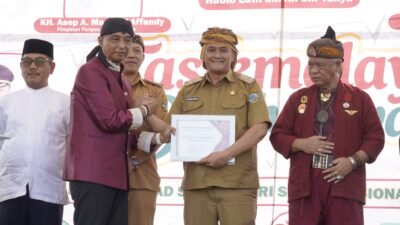 Hadiri Haul Sukapura, Diky Chandra Raih Piagam Penghargaan Soekapoera Ngadaun Ngora Award Sebagai Tokoh Sukapura