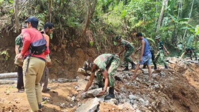 SATGAS TMMD Ke 130 KODIM 0625 Pangandaran Bersama Masyarakat Bangun Jalan Penghubung Desa Bangunjaya-Desa Mekarwangi