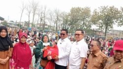 Camat Pangkalan Kerinci Hadiri Penyaluran Bantuan Paket Sembako untuk Kelompok Masyarakat Rentan